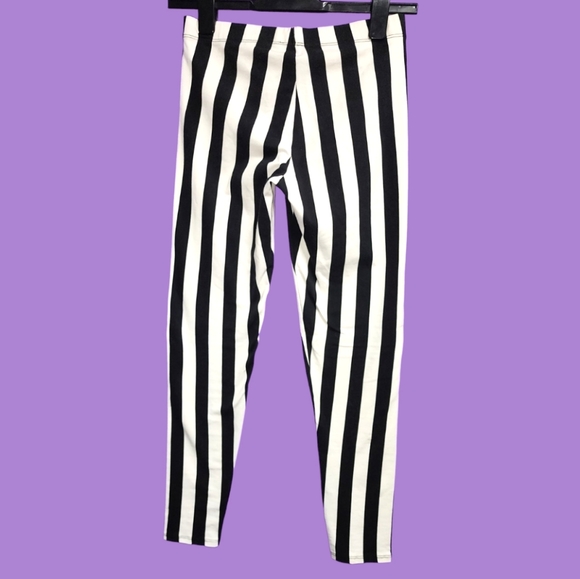 Midnight Hour: Black & White Vertical Striped Leggings - Picture 6 of 11